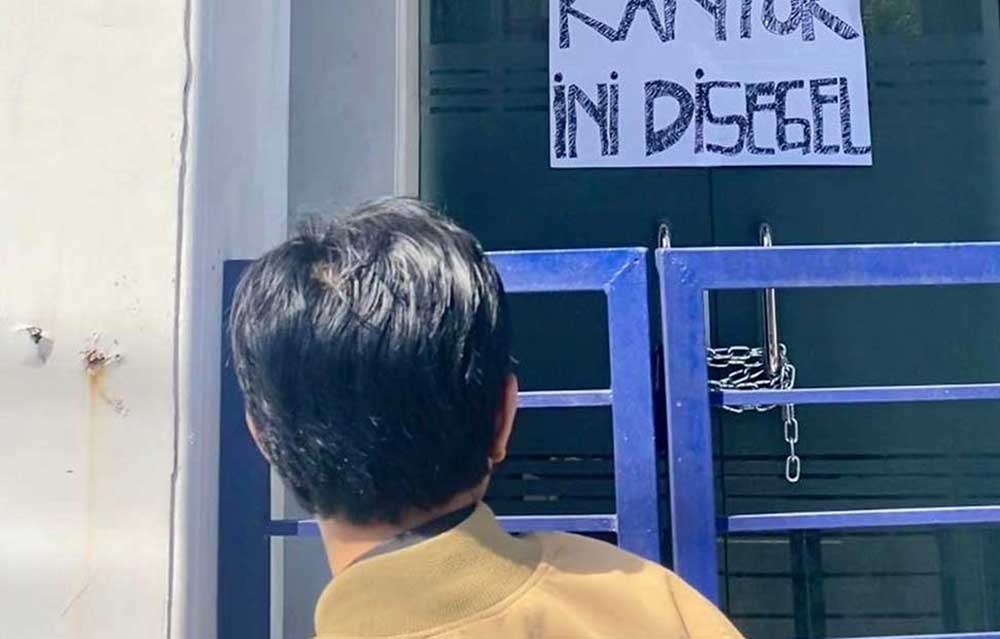 Kondisi pintu Kantor DPD Nasdem Pamekasan yang disegel. Foto: Kompas.com