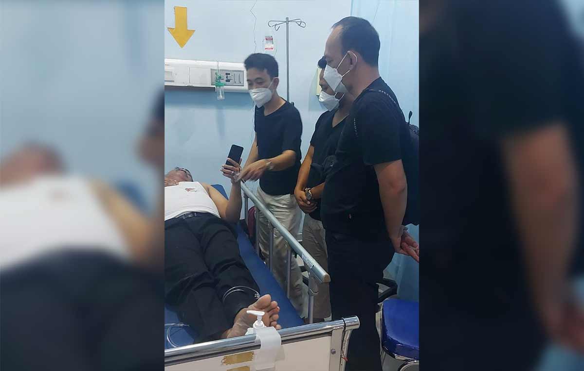 Wakil Ketua DPRD Gresik, Mujid Riduan, saat menjalani perawatan di RS Attin Husada Ngawi usai mengalami kecelakaan di Tol Sragen. Foto: Ist