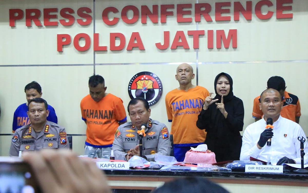 Polda Jatim saat merilis tiga pelaku perampokan Rumah Dinas Wali Kota Blitar.