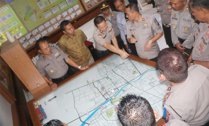 Kapolres Kediri Kota AKBP MIko Indrayana saat memberikan arahan dalam Tactical Mapping Games.