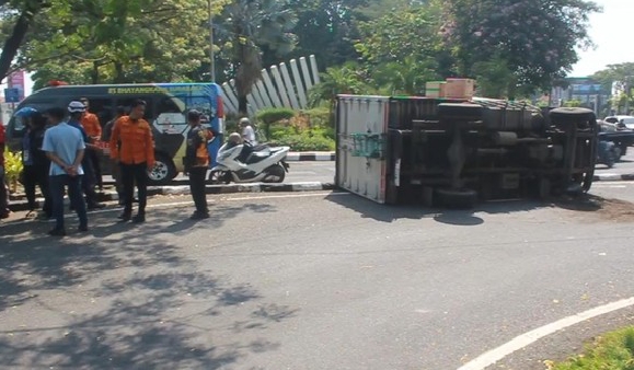 Kondisi truk muatan sembako yang terguling di bundaran Taman Pelangi