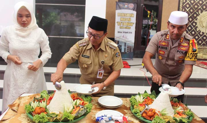 Bupati Blitar Rijanto dan Kapolres Blitar AKBP Anissullah M Ridha memotong tumpeng dalam acara tasyakuran.