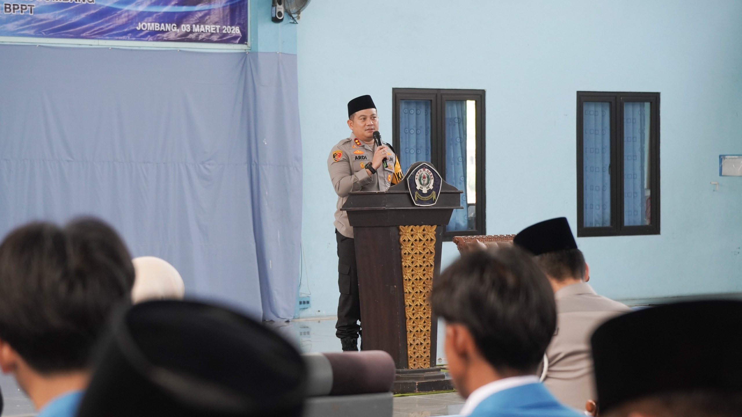 Kapolres Jombang, AKBP Ardi Kurniawan, saat berikan materi di di Aula SMA Darul Ulum 2 Unggulan BPPT