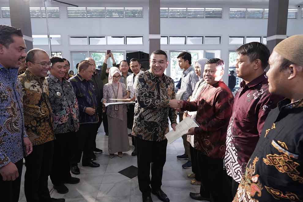 Wamen Ossy saat menyerahkan sertifikat tanah kepada 10 penggiat UMKM. (Ist)