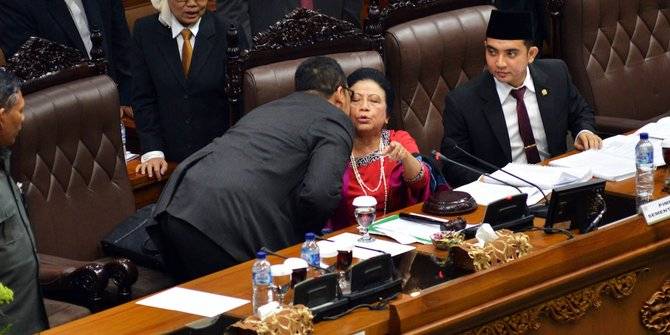 Aksi politisi PDIP  Yulian Gunhar yang mencium wanita tua saat mimpin sidang DPR ini dikecam sebagai tindakan tak tak beretika. Foto: merdeka.com 