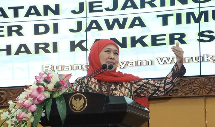 Gubernur Khofifah memberi sambutan dalam Peringatan Hari Kanker Sedunia 2020 yang diperingati oleh Yayasan Kanker Indonesia Cabang Jawa Timur bersama jajaran Pemprov Jatim. foto: ist.