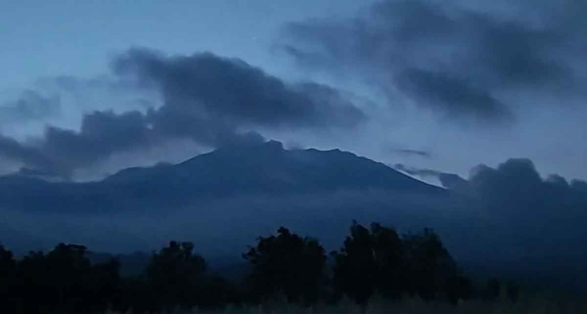 Erupsi Gunung Raung disertai letusan setinggi 750 meter di atas puncak, Jumat (13/6/2025) petang.