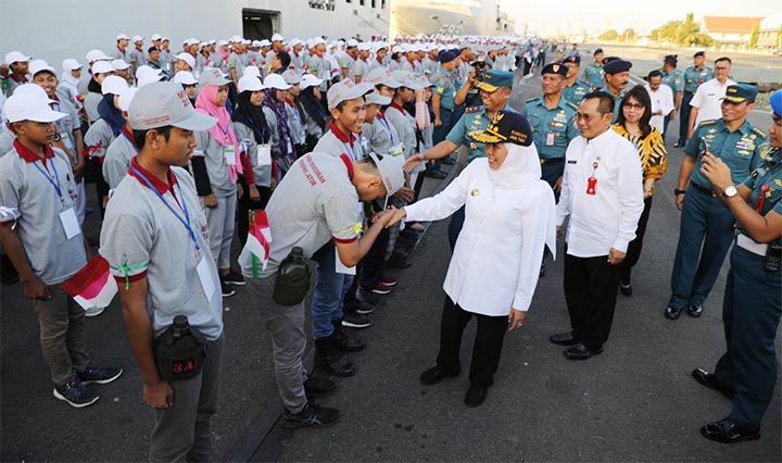Gubernur Khofifah menghadiri Masa Pengenalan Lingkungan Sekolah Tahun 2019 SMA Kelas X se Jawa Timur, yang dilaksanakan di Komando Armada (Komando) II, Surabaya. foto: DIDI ROSADI/ BANGSAONLINE