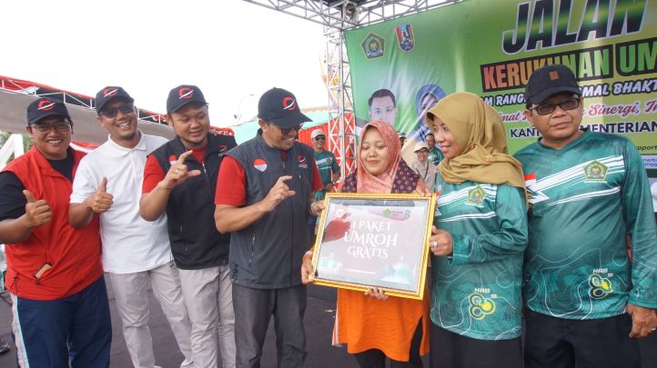 Penyerahan simbolis hadiah umrah Jalan Sehat Kerukunan yang digelar Kemenag Tuban