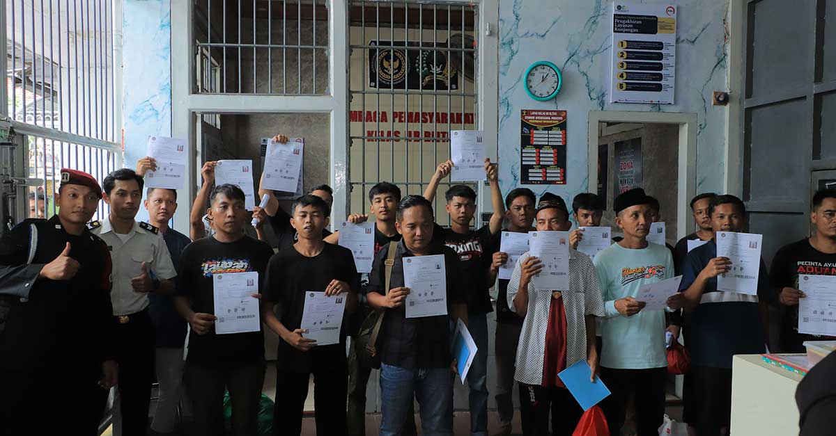 Ke-16 warga binaan Lapas Blitar dinyatakan bebas setelah memperoleh hak integrasi sesuai ketentuan yang berlaku.