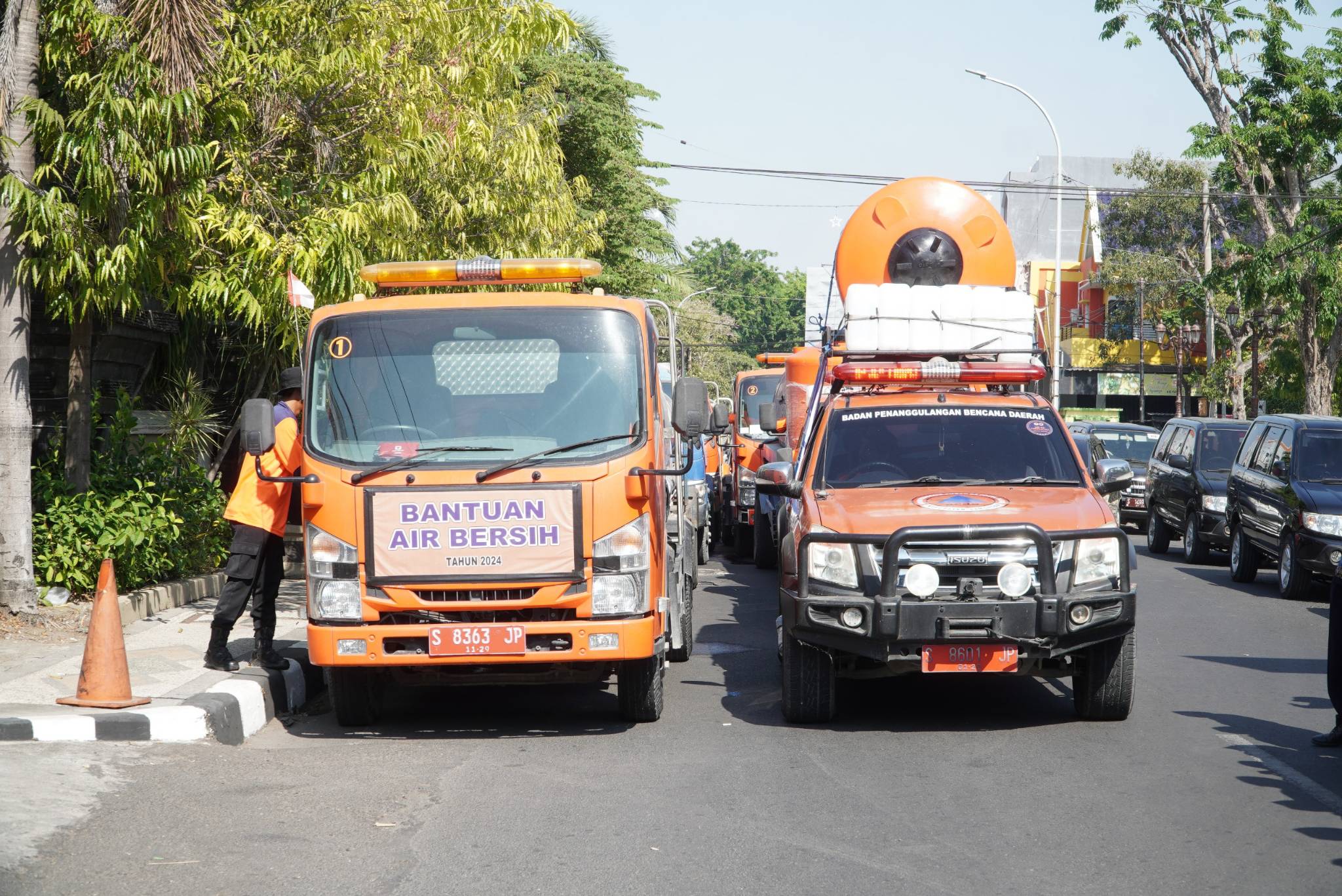 Truk tangki yang disiapkan untuk distribusi air bersih ke dua kecamatan di Lamongan