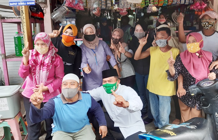 ANTUSIAS: Pedagang dan pegawai toko di Pasar Porong foto bersama Cabup BHS, Kamis (3/12).