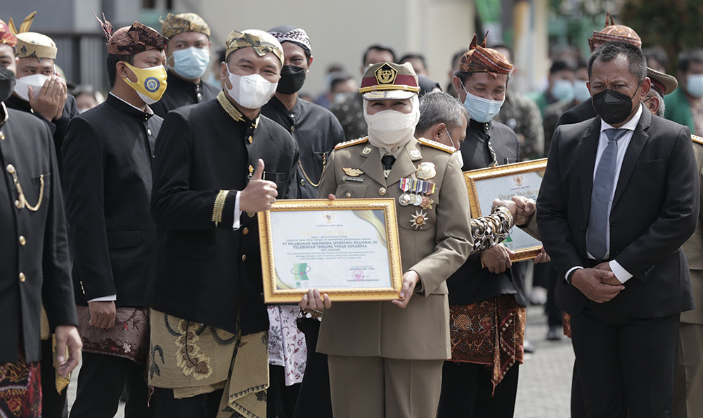 Gubernur Jawa Timur, Khofifah Indar Parawansa, saat memberi penghargaan pada Pelindo Regional 3.
