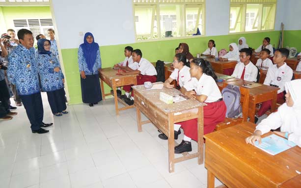 Bupati saat sidak di SMPN 4 Jombang. foto: RONY S/ BANGSAONLINE