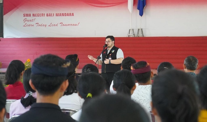 Bupati Kediri Hanindhito Himawan Pramana saat memberi sambutan di hadapan murid di SMAN Bali Mandara. Foto: Ist.