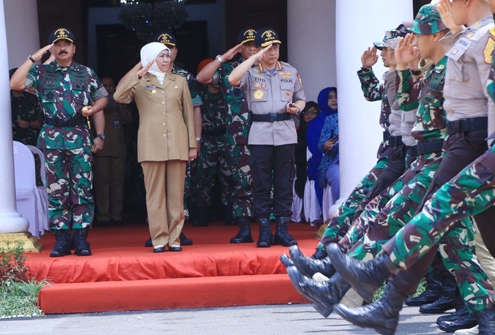Gubernur Jatim, Panglima TNI serta Kapolri menyaksikan defile Taruna Wreda dalam Pembukaan Latsitarda XXXIX di Gedung Negara Grahadi Surabaya. Foto: ist