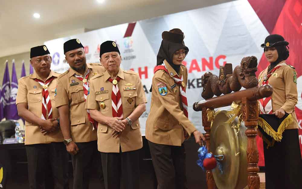 Wali kota Kediri, Vinanda Prameswati, saat memukul gong, sebagai tanda dibukanya Muscab Pramuka Kota Kediri. Foto: Ist.