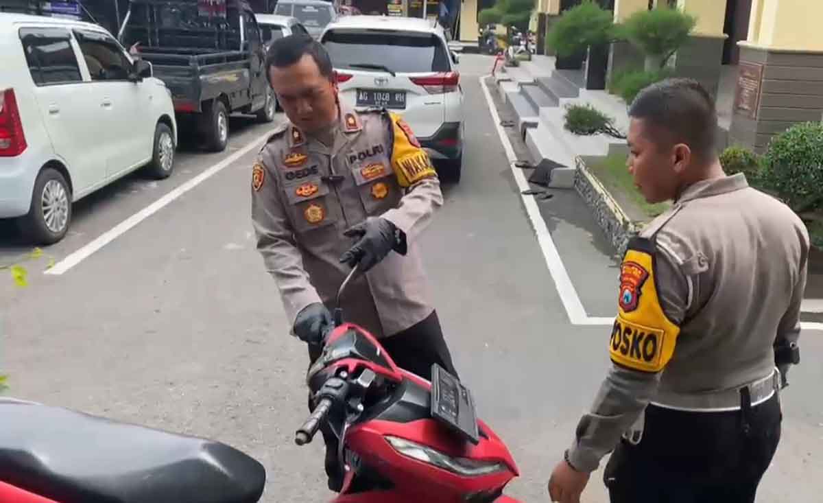 Petugas saat mengevakuasi kendaraan yang diduga membawa narkoba jenis ganja di Kota Blitar.