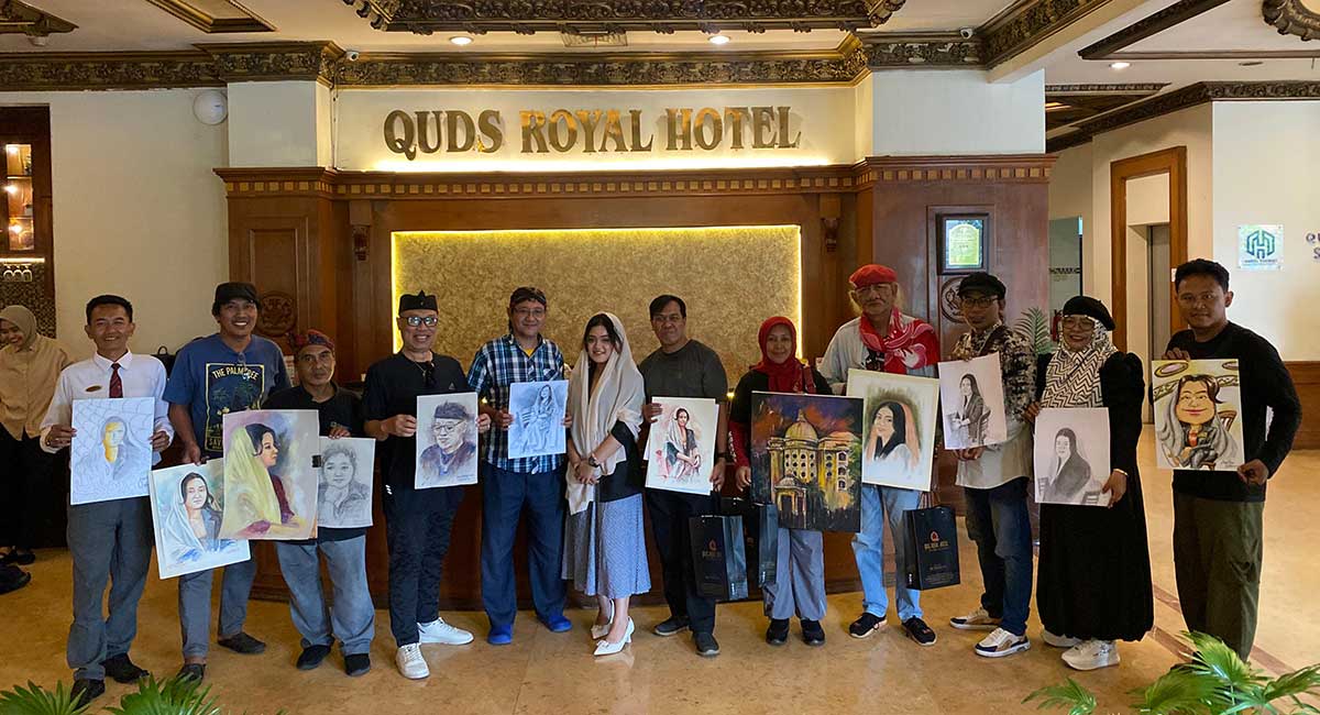 Peserta program POTS atau akronim dari Painting On The Spot di Quds Royal Hotel Surabaya.