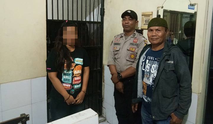 Tersangka Liza bersama petugas.