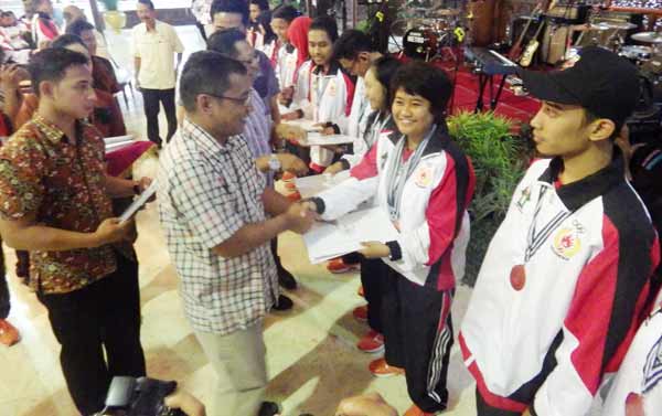 Penyambutan kontingen Porprov yang sukses mempersembahkan prestasi bagi Tulungagung. Foto: agus pandu/BANGSAONLINE