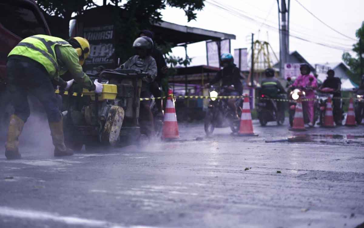Pembukaan jalan beton lajur arah Semarang dan lajur arah Purwodadi di KM Smg 21+715-21+717, Demak, Jawa Tengah, setelah direkonstruksi. Foto: Ist
