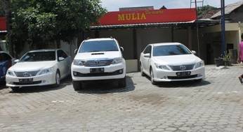 Mobil-mobil milik direksi DBS disita aparat Polres Blitar Kota. Foto: try susanto/BANGSAONLINE