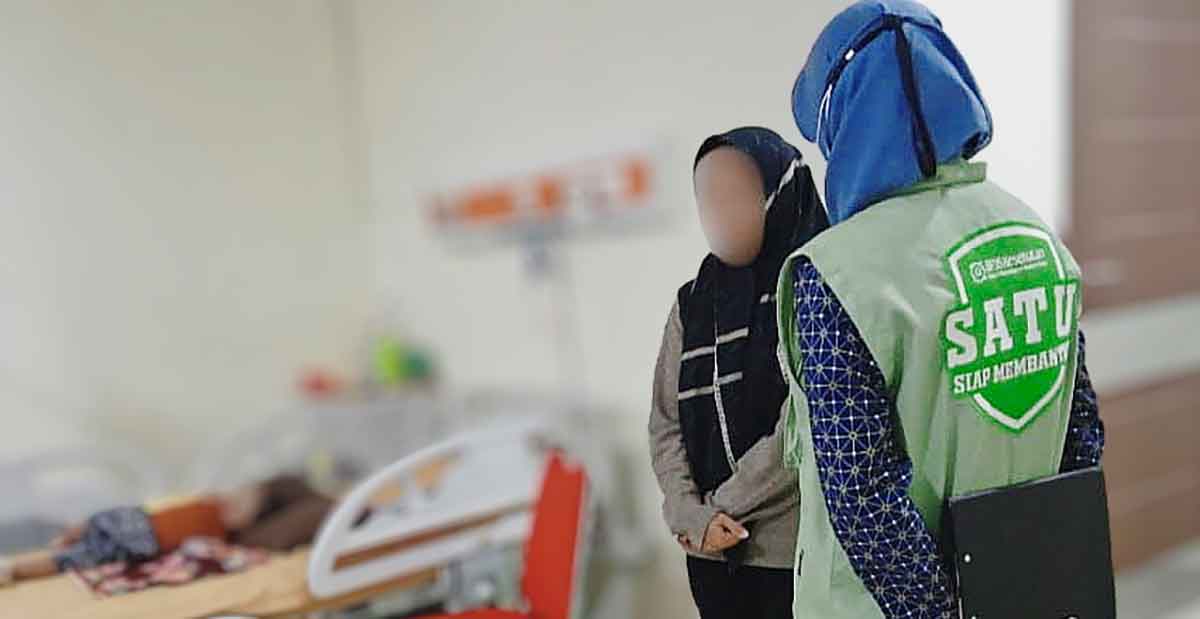 Petugas dari BPJS Kesehatan saat melayani salah satu pasien.