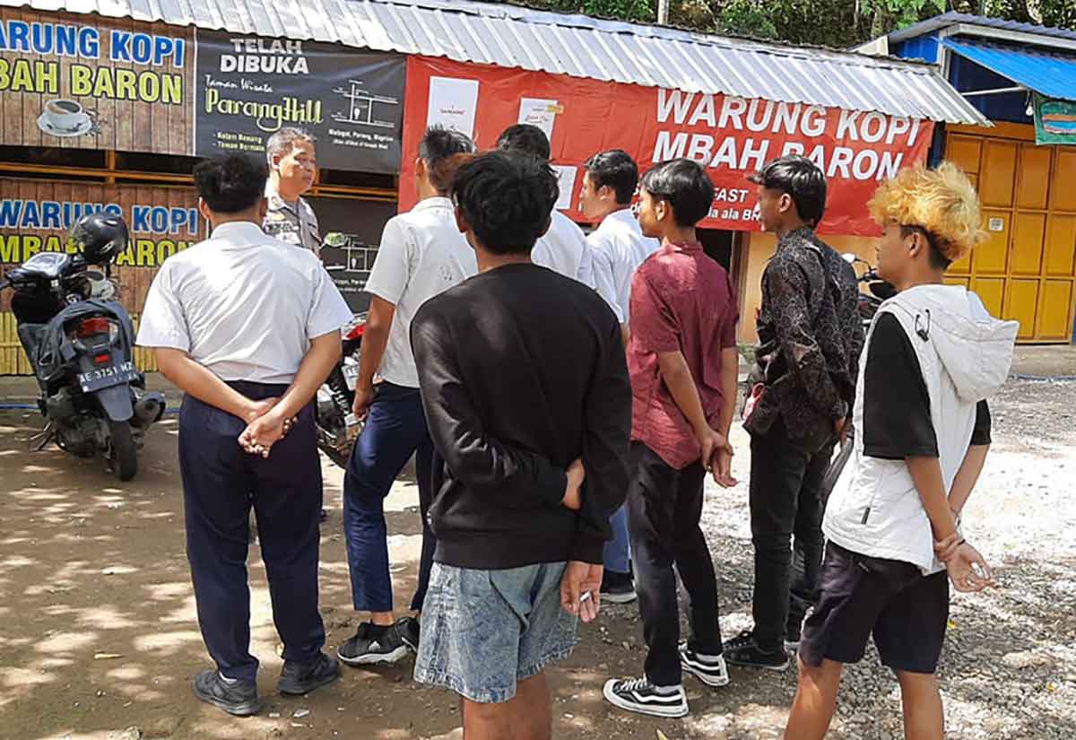 Para pelajar yang kedapatan membolos dibina oleh anggota Polsek Ngrambe.