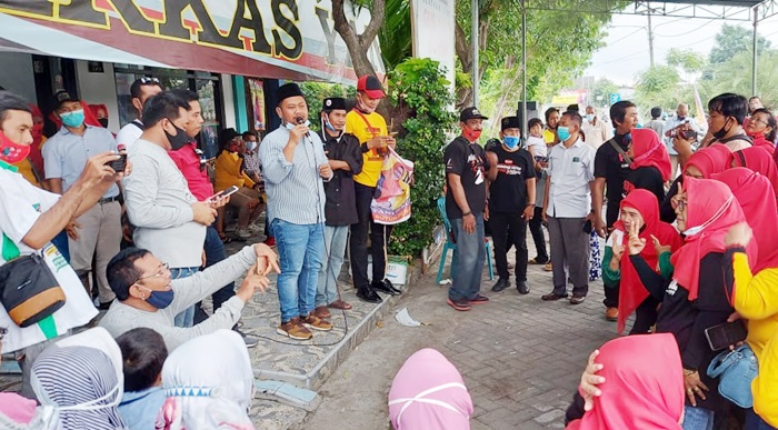 Gus Yani-Bu Min saat menyapa pendukung di Perumahan ABR, Kembangan, Kebomas. foto: ist.