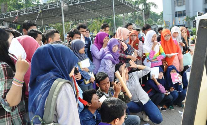Pencari kerja di Gresik yang masih kesulitan mendapatkan pekerjaan. foto: SYUHUD/ BANGSAONLINE
