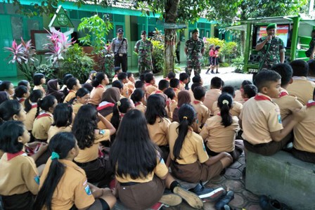 Puluhan siswa yang menerima penjelasan tentang wawasan kebangsaan dan kehadiran Simokos di sekolah.