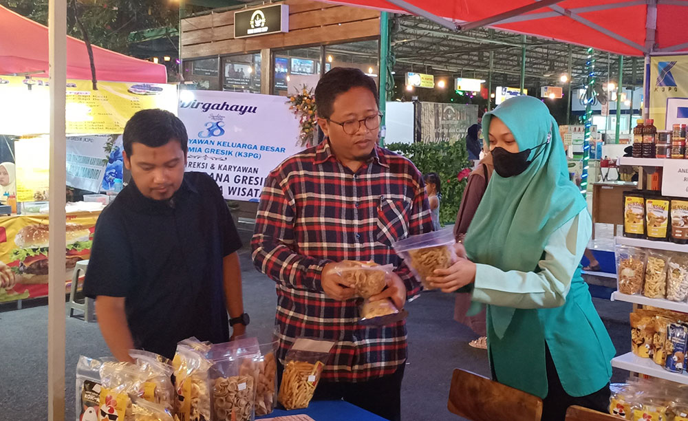 Ketua Pengurus K3PG Awang Djohan Bachtiar (tengah) meninjau aneka makanan saat mengunjungi K3PG Fest. foto: SYUHUD/ BANGSAONLINE