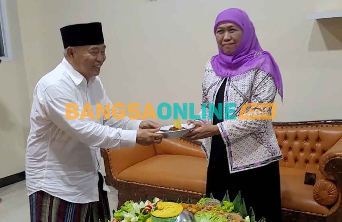 Prof Dr KH Asep Saifuddin Chalim, MA, memberikan potongan tumpeng kepada Gubernur Jawa Timur Khofifah Indar Parawansa pada Hari Lahir (Harlah) ke-71 Persatuan Guru Nahdlatul Ulama (Pergunu) yang diperingati secara sederhana di lingkungan Pondok Pesantren Amanatul Ummah di Jalan Siwalankerto Utara Surabaya, Jumat (31/3/2023). Foto: BANGSAONLINE