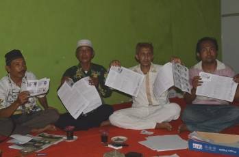 Tim penggalangan dukungan untuk Ra Hamid sebagai Calon Bupati Situbondo 2015 menunjukkan sejumlah KTP dan tanda tangan dukungan masyarakat di posko wilayah barat. (foto: hadi prayitno/BANGSAONLINE)