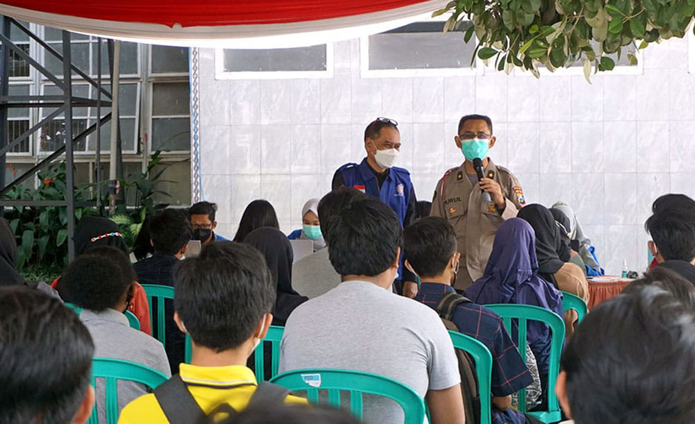 Ari Nugroho (berdiri kiri) alumni Smada Kota Kediri tahun 1983 yang kini menjabat sebagai Sekjen Ikasmada saat memberi motivasi kepada adik kelasnya. foto: ist.
