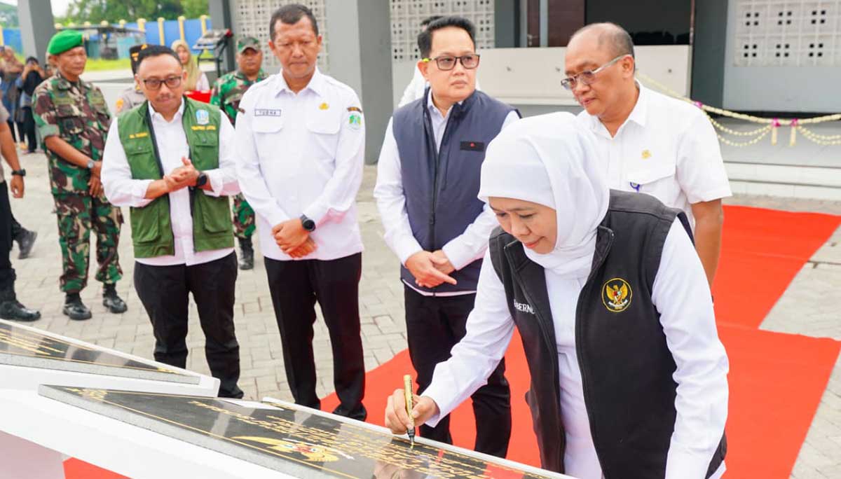 Gubernur Khofifah saat menandatangani prasasti dalam peresmian gedung baru UPT RSBL Pasuruan dan Kediri.