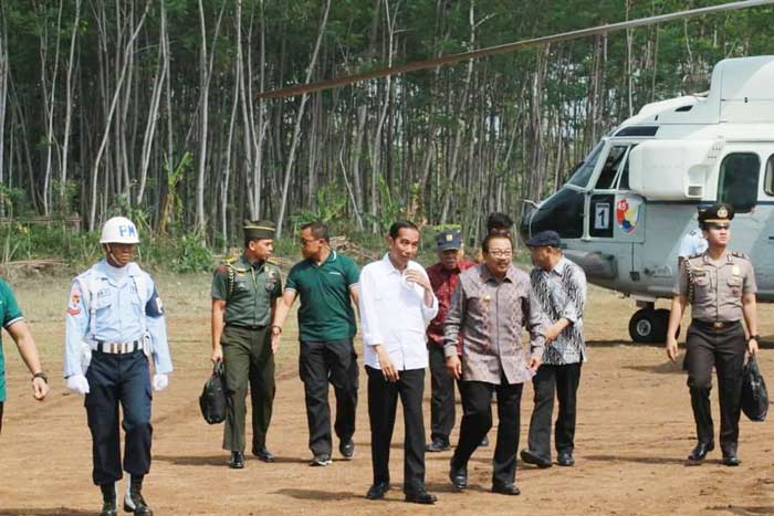 Presiden Jokowi usai turun dari heli Super Puma TNI AU disambut langsung oleh Gubernur Jatim Soekarwo, Kamis (2/11).