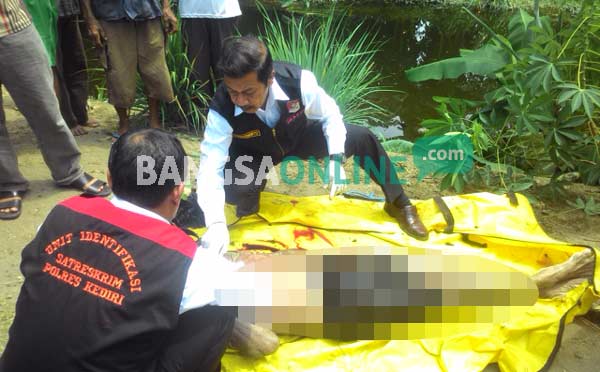 Petugas identifikasi saat melakukan pemeriksaan terhadap jasad korban. foto: dendi martoni/ BANGSAONLINE