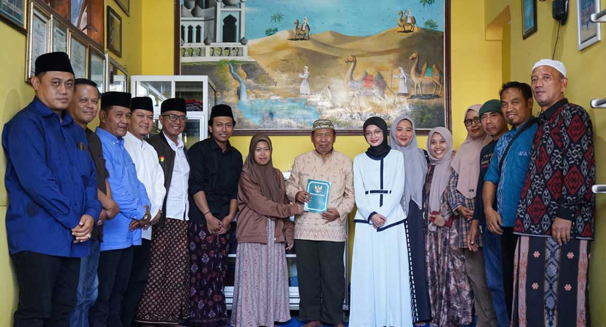 Wali Kota Kediri bersama wakilnya saat takziah ke rumah duka Siti Rukhoyah Munawar. Foto: Ist
