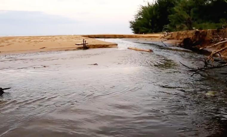 Air Pantai Lombang yang kondisinya kotor karena diduga tercemar limbah tambak udang yang ada di sepanjang pantai.