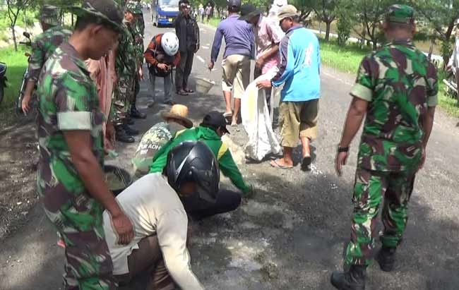 Warga dibantu TNI saat memperbaiki jalan. foto: rahmatullah/ BANGSAONLINE