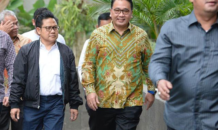 A Muhaimin Iskandar (kiri) pakai baju putih gelap saat datang di Gedung KPK Jalan Kuningan Persada Jakarta pukul 10.10 WIB, Rabu (29/1/2020). foto: istimewa