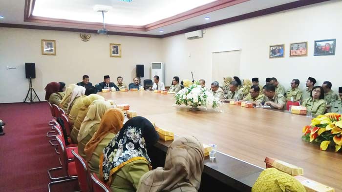 Wawali Suyitno beri warning keras kepada hampir seratus kasek SD-SLTPN pasca terungkapnya dugaan praktik pungli di SDN Wates V. Foto: YUDI EP/BANGSAONLINE