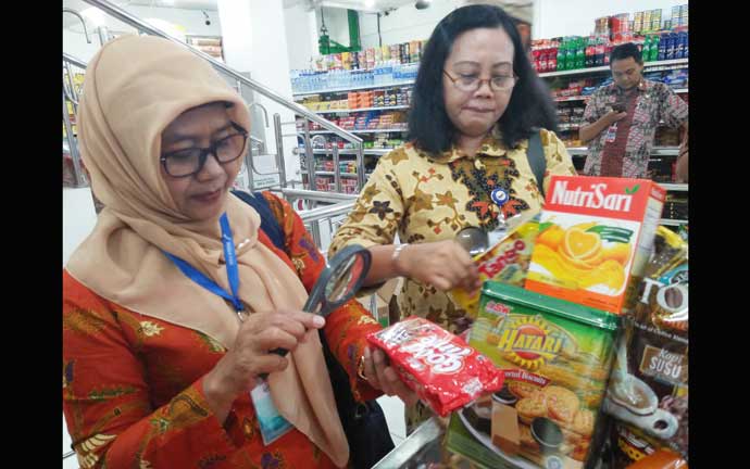 Petugas BPOM saat membongkar parsel di salah satu swalayan di Kota Blitar. foto: AKINA/ BANGSAONLINE