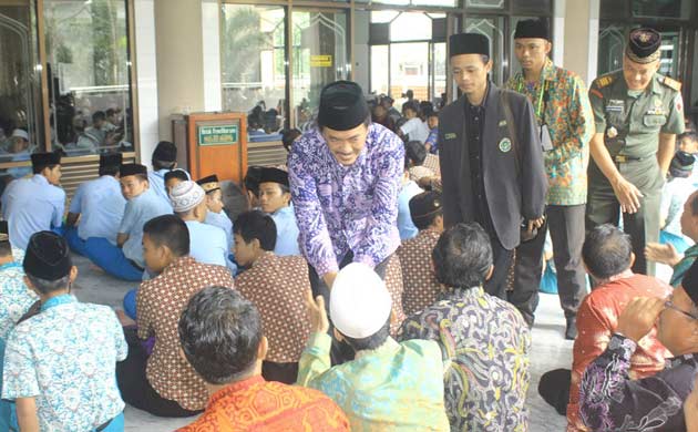 DOA JELANG UN: Wabup Sidoarjo H Nur Ahmad Syaifuddin saat menghadiri Doa Bersama Sukses UN, di Masjid Agung Sidoarjo, Kamis (31/3/2016). foto: musta