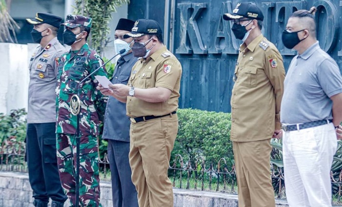 Bupati Hendy saat menggelar apel pagi di halaman Kantor Pemkab Jember, Senin (28/6).
