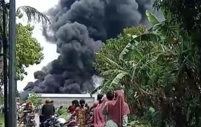 Tangkapan layar video detik-detik asap kebakaran Gudang Solar membumbung tinggi di tengah permukiman warga