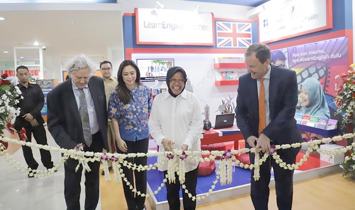 Wali Kota Risma saat meresmikan Unit Learn English Corner di Perpustakaan Balai Pemuda Surabaya, Jalan Gubernur Suryo No. 15 Surabaya, Selasa (18/2).