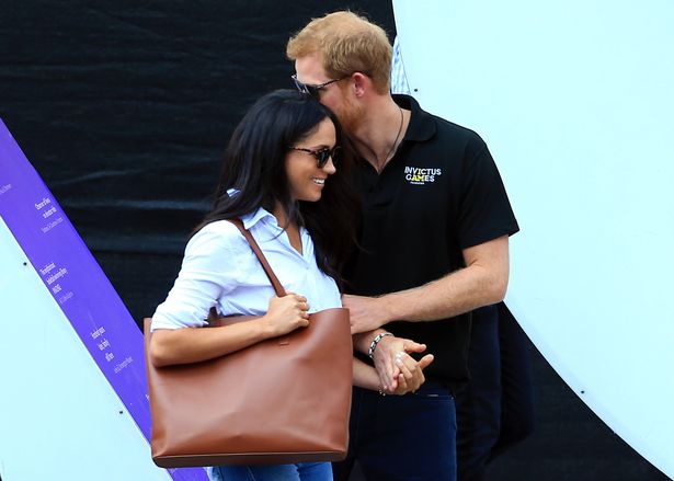 Pasangan dimabuk cinta. foto: mirror.co.uk